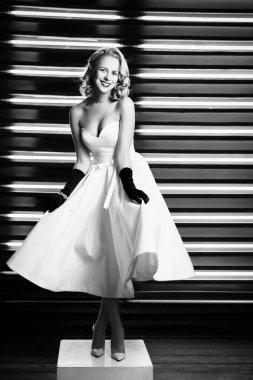 Güzel kız pin-up tarzı giyinmiş