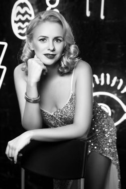 Güzel kız pin-up tarzı giyinmiş