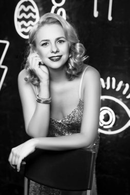 Güzel kız pin-up tarzı giyinmiş