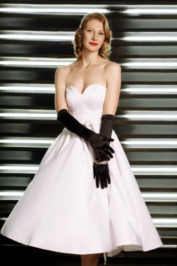 Güzel kız pin-up tarzı giyinmiş