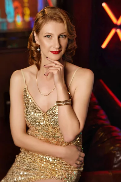 Schönes junges Mädchen im goldenen Abendkleid — Stockfoto