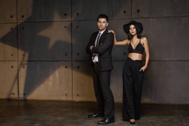 Ogirinal çatı iç genç güzel Çift