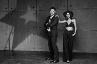 Ogirinal çatı iç genç güzel Çift