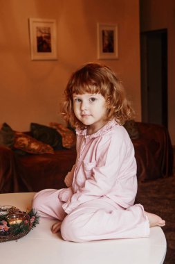 Mutlu güzel kız Noel bekliyor