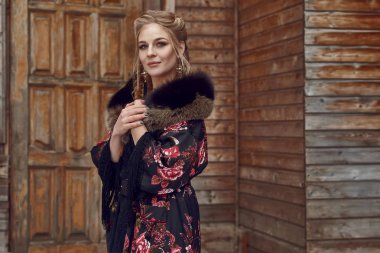 Kış kırsalında Rus güzel kız