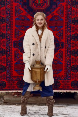 Kış kırsalında Rus güzel kız