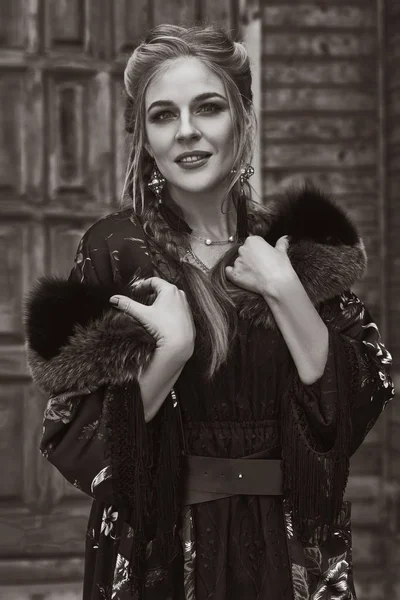 Russisch mooi meisje op Winter platteland — Stockfoto