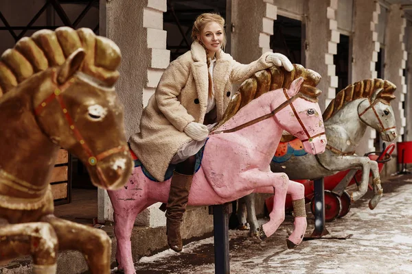 Russo bella ragazza in campagna invernale — Foto Stock