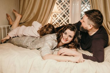 Mutlu güzel aile Noel bekliyor