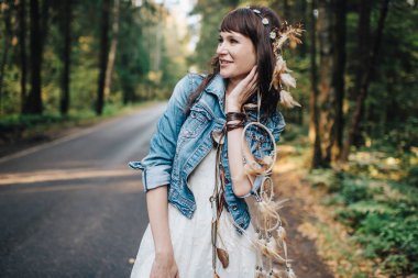 Doğa, genç ve güzel kız