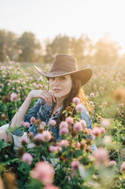 Doğa, genç ve güzel kız