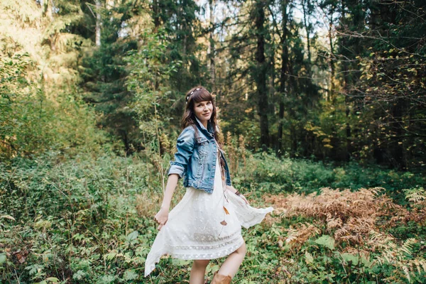 Bella ragazza alla natura — Foto Stock