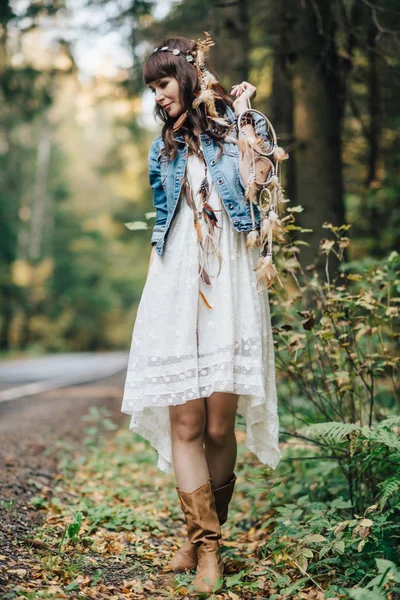 Bella ragazza alla natura — Foto Stock