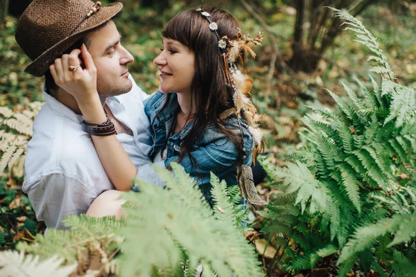 Histoire d'amour de beau jeune couple à la nature — Photo