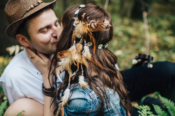 Liebesgeschichte eines schönen jungen Paares in der Natur — Stockfoto