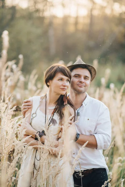 Histoire d'amour de beau jeune couple à la nature — Photo