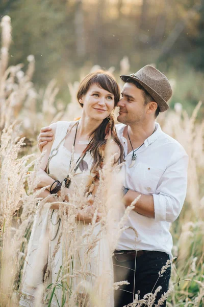 Liebesgeschichte eines schönen jungen Paares in der Natur — Stockfoto