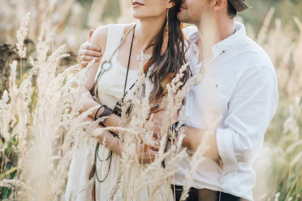 Histoire d'amour de beau jeune couple à la nature — Photo