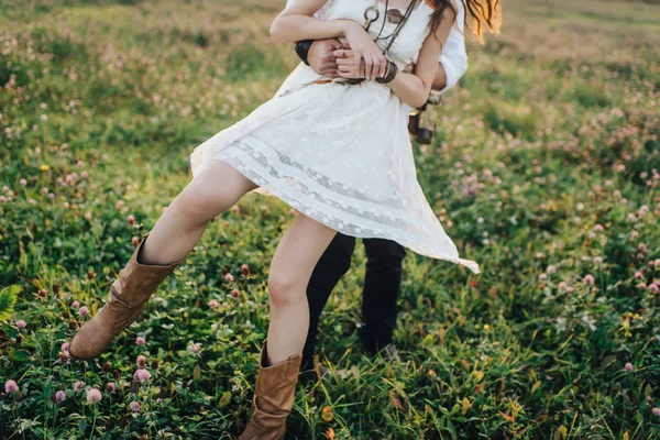 História de amor de belo jovem casal na natureza — Fotografia de Stock