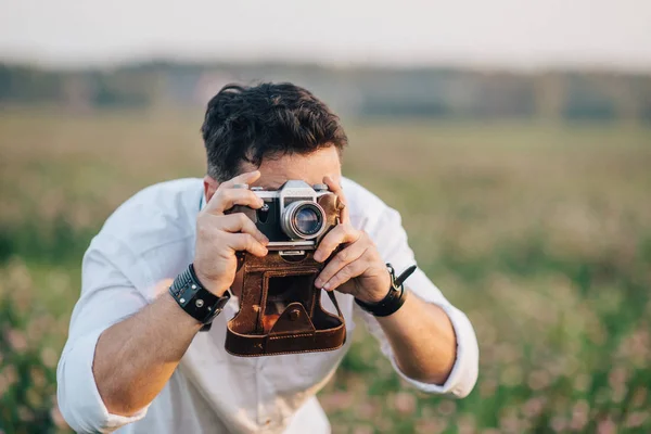 Love story av vackra unga par på naturen — Stockfoto