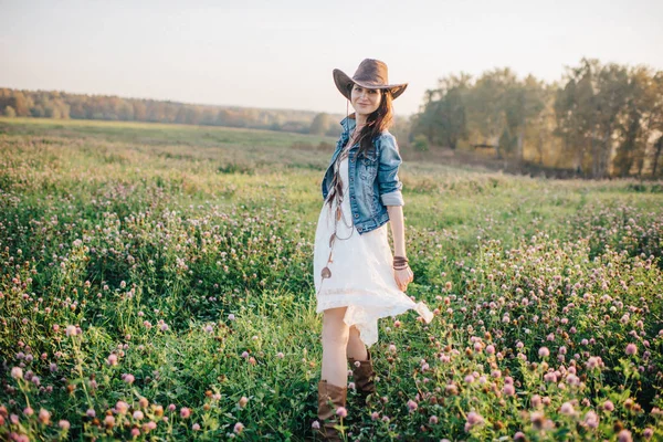 Chica bastante joven en la naturaleza Imágenes De Stock Sin Royalties Gratis