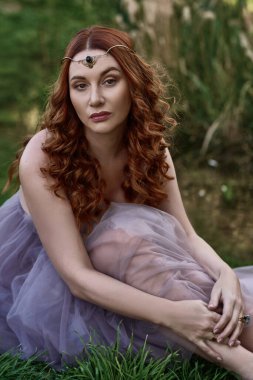 Ormanda uzun elbiseli güzel bir kız.