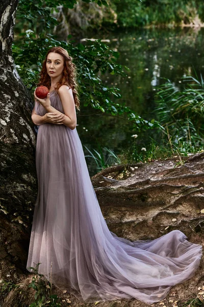 Bella ragazza in abito lungo nella foresta — Foto Stock