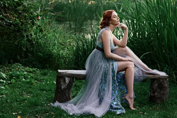 Bella ragazza in abito lungo nella foresta — Foto Stock