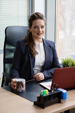 Şık giyinmiş bir iş kadını.