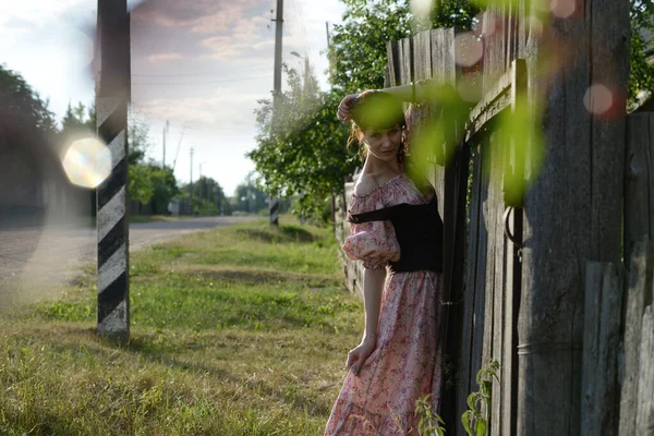 Bella Ragazza Abito Lungo Campagna — Foto Stock