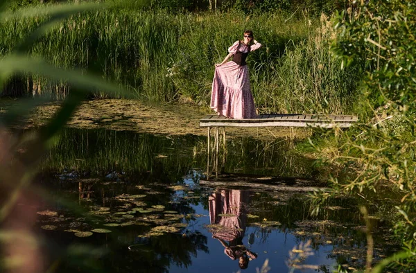 Bella Ragazza Abito Lungo Campagna — Foto Stock