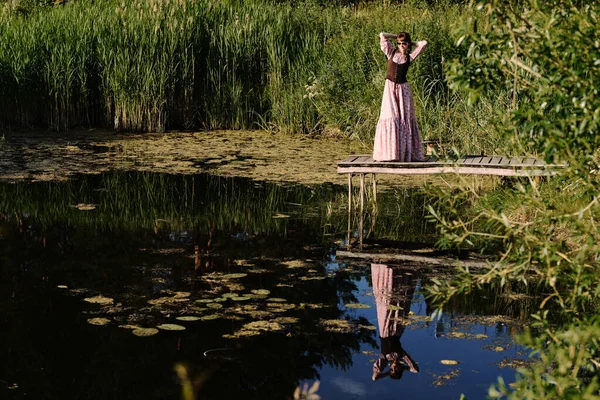 Bella Ragazza Abito Lungo Campagna — Foto Stock