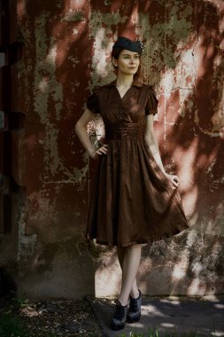 Güzel bir kız, kahverengi bir elbise giyiyor.