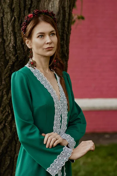 Bonita chica vestida con sostén tradicional ruso — Foto de Stock