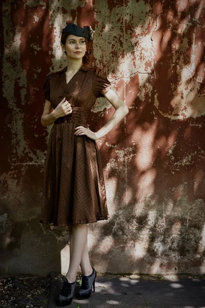 Menina bonita vestindo vestido marrom em estilo pinup — Fotografia de Stock