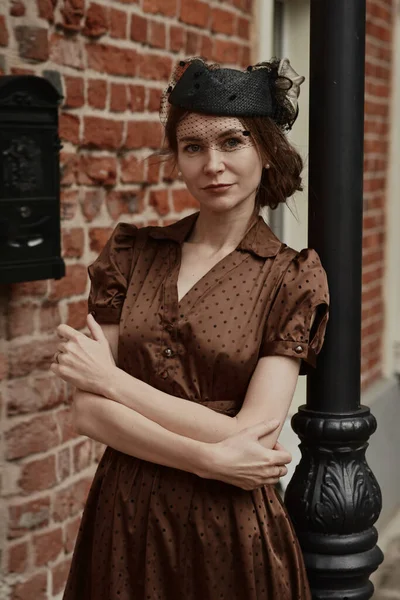 Chica bastante joven con vestido marrón en estilo pinup — Foto de Stock