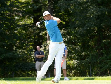 EDISON, NJ-AUGust 25: Dustin Johnson, 25 Ağustos 2015 'te Edison, NJ' deki Plainfield Country Club 'da düzenlenen Barclays Turnuvası antrenman turunda atışını izliyor