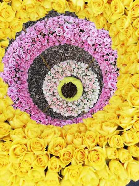 Renkli gül buketi. Arka plan çiçekler.