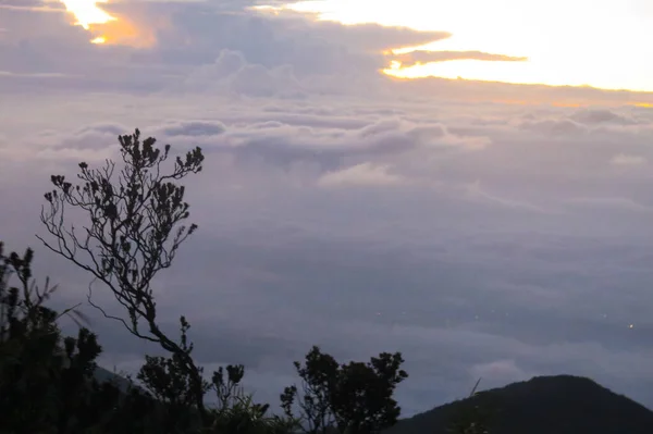 Vista Topo Montanha Acima Das Nuvens — Fotografia de Stock