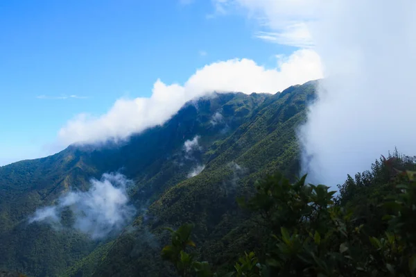 Vista Dalla Cima Della Montagna Sopra Nuvole — Foto Stock