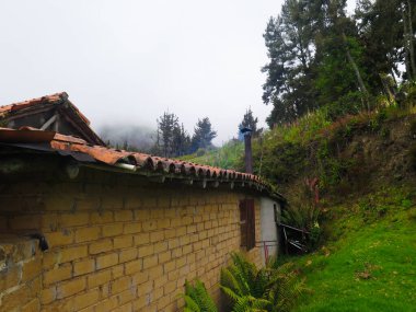 Sis ve şömineli tuğla dağ kulübesi