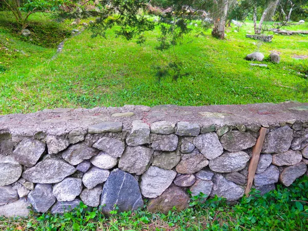 Steinmauer Auf Der Wiese — Stockfoto