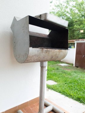 Bahçedeki kirli çelik ızgara