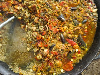 Paella tavası hazırlama sürecinde