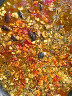 Paella tavası hazırlama sürecinde