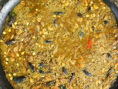 Paella tavası hazırlama sürecinde