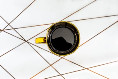 Sade kahve ve altın bardak.