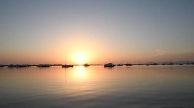 Gemilerle gün batımı gibi İbiza plajını seyret.