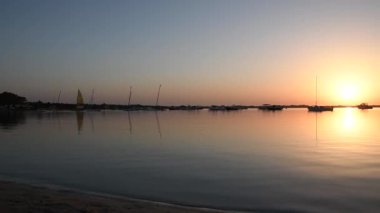 İbiza sahilinin panoramik manzarası gün batımı gibi