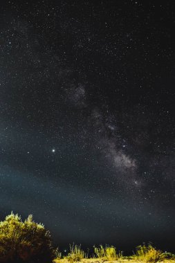 Yazın Formentera 'da, fener ışıklarıyla Samanyolu